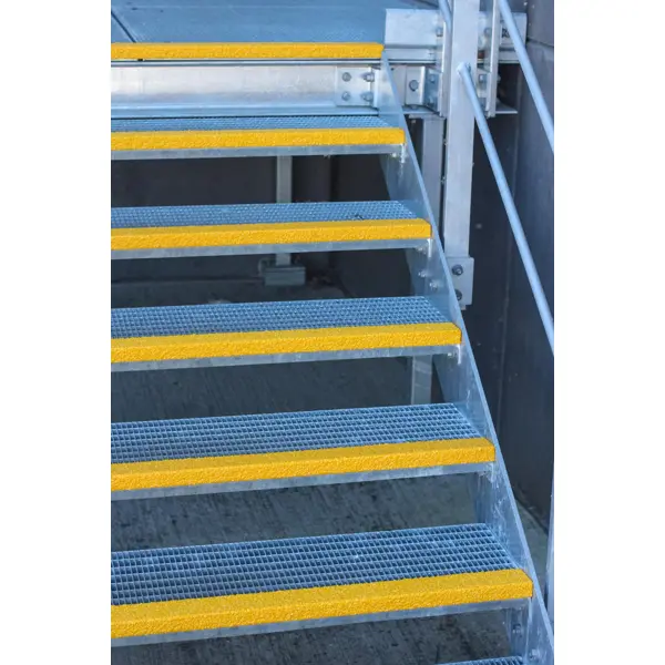 Sklolaminatový protišmykový profil na hranu schodu GRP Medium – úzký, 70×600×30 mm, húbka 3,8 mm, žltý