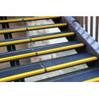 Sklolaminatový protišmykový profil na hranu schodu, GRP Premium – široký, 230×600×30 mm, tl.3,8 mm, čierny so žltým okrajom