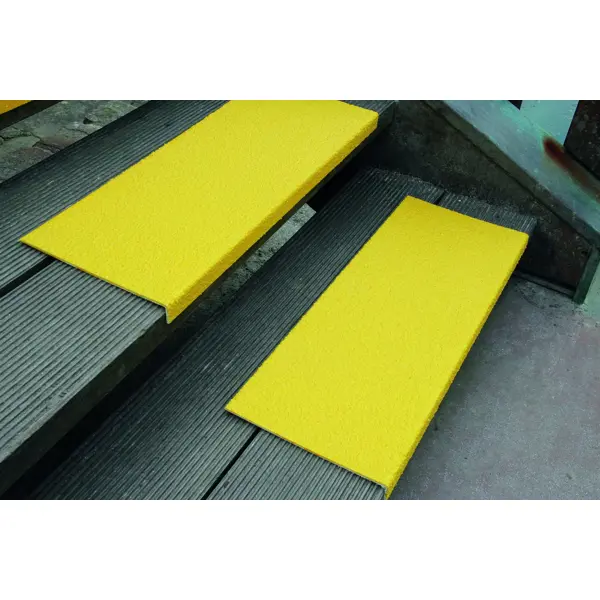 Sklolaminatový protišmykový profil na hranu schodu GRP Premium – široký, 230×600×30 mm, húbka 3,8 mm, žltý