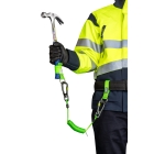 Špirálová upevňovacia šnúra NLG Lanyard s dvoma karabínami – kov, zelená