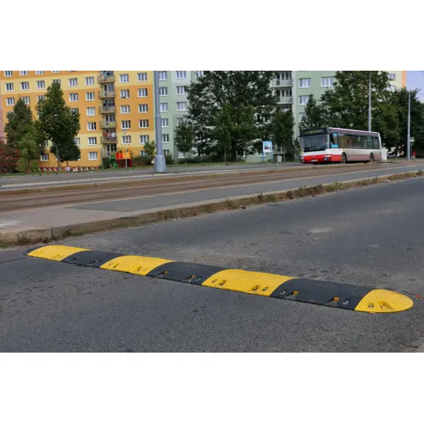 Spomaľovací prah – retardér 10 km/h, priebežný diel, čierna