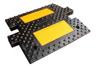 Spomaľovací prah, retardér s reflexnými pruhmi  LP500, priechodný diel – 500×500×50 mm, čierno-žltý