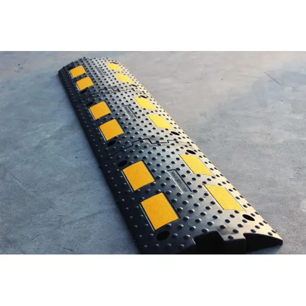 Spomaľovací prah, retardér s reflexnými prvkami LP300, priechodný diel – 500×300×55,6 mm, čierno-žltá