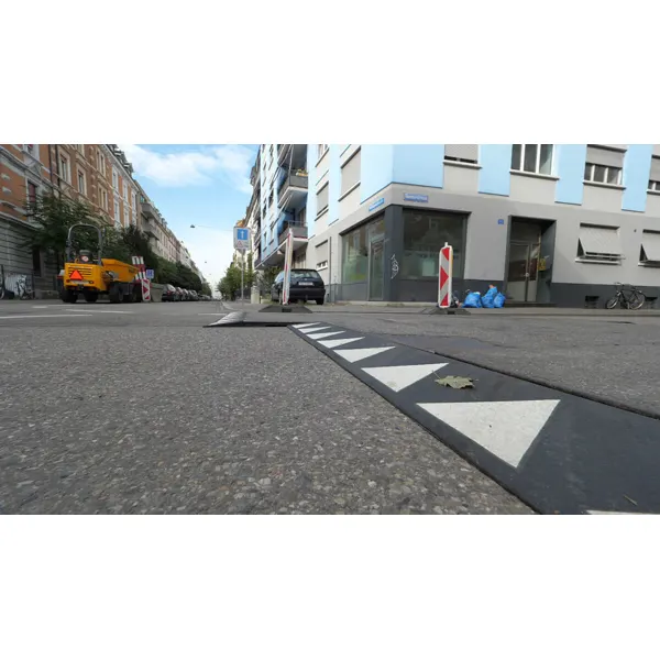 Tichá nábežná hrana s magnetmi pre oceľové prechodové dosky nad priekopami – recyklovaná guma, čierna, 400×750×42 mm